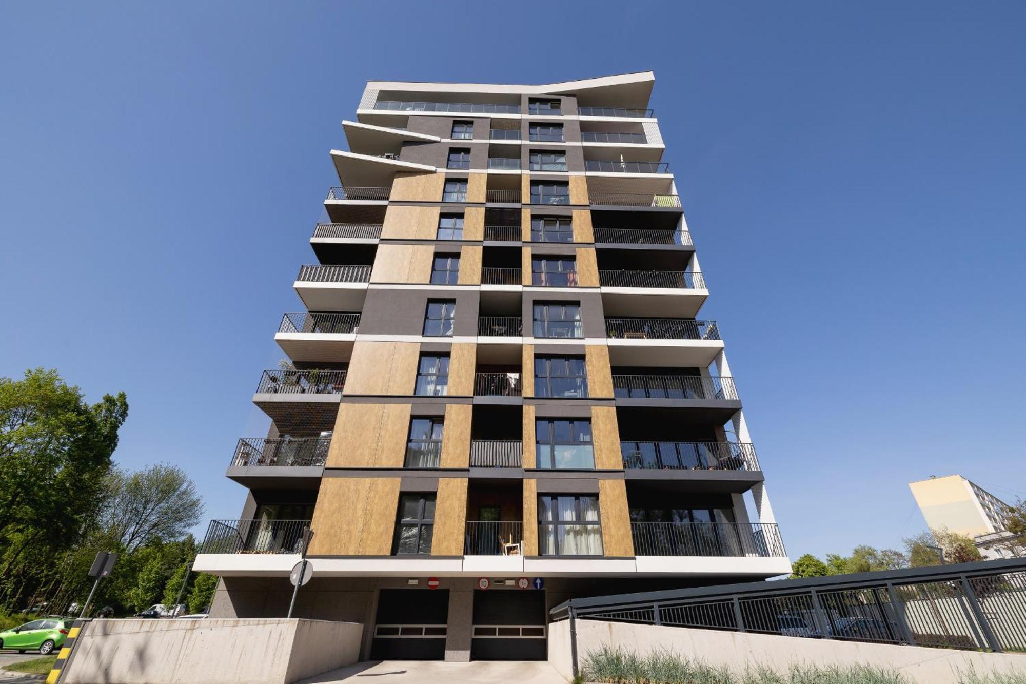 Charming With Parking In By Renters Apartment *
