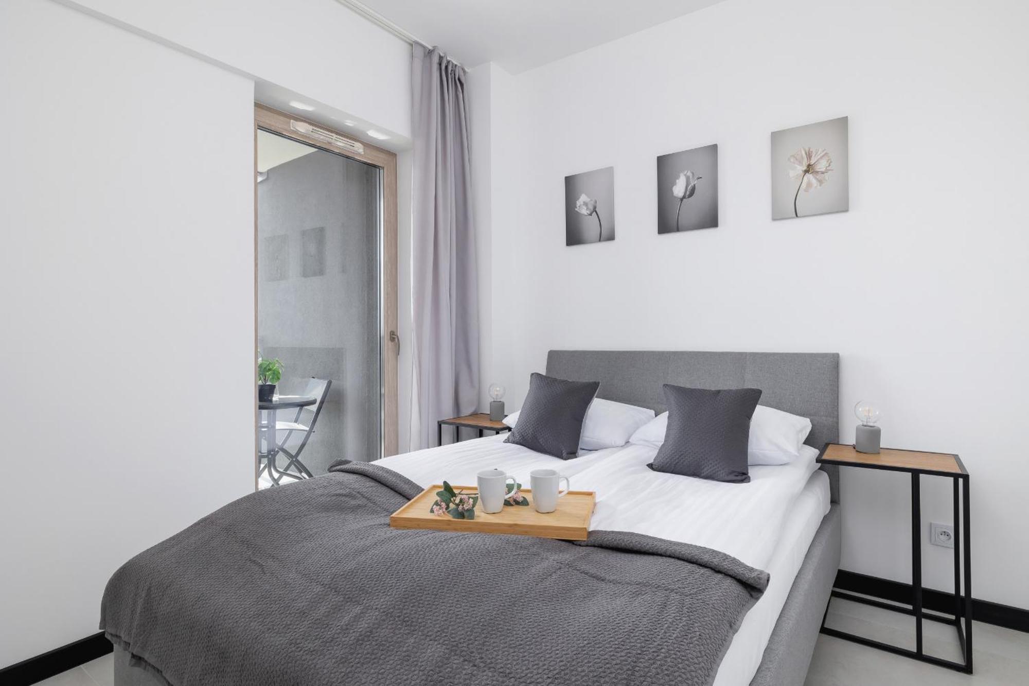 Charming With Parking In By Renters Apartment *